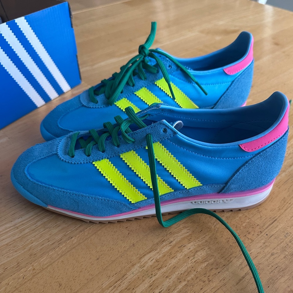Adidas women’s Sneakers in Blue and Neon Yellow/never worn.